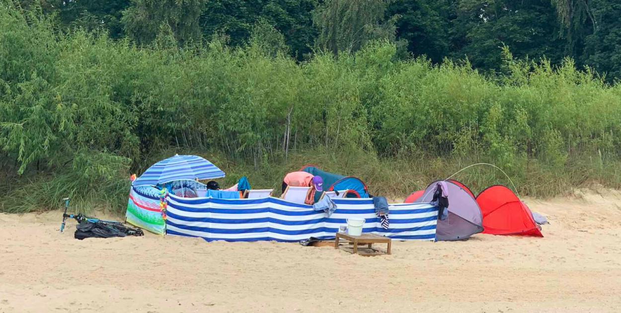 Nielegalne obozowisko na sopockiej plaży! "Wylewają nieczystości do morza"