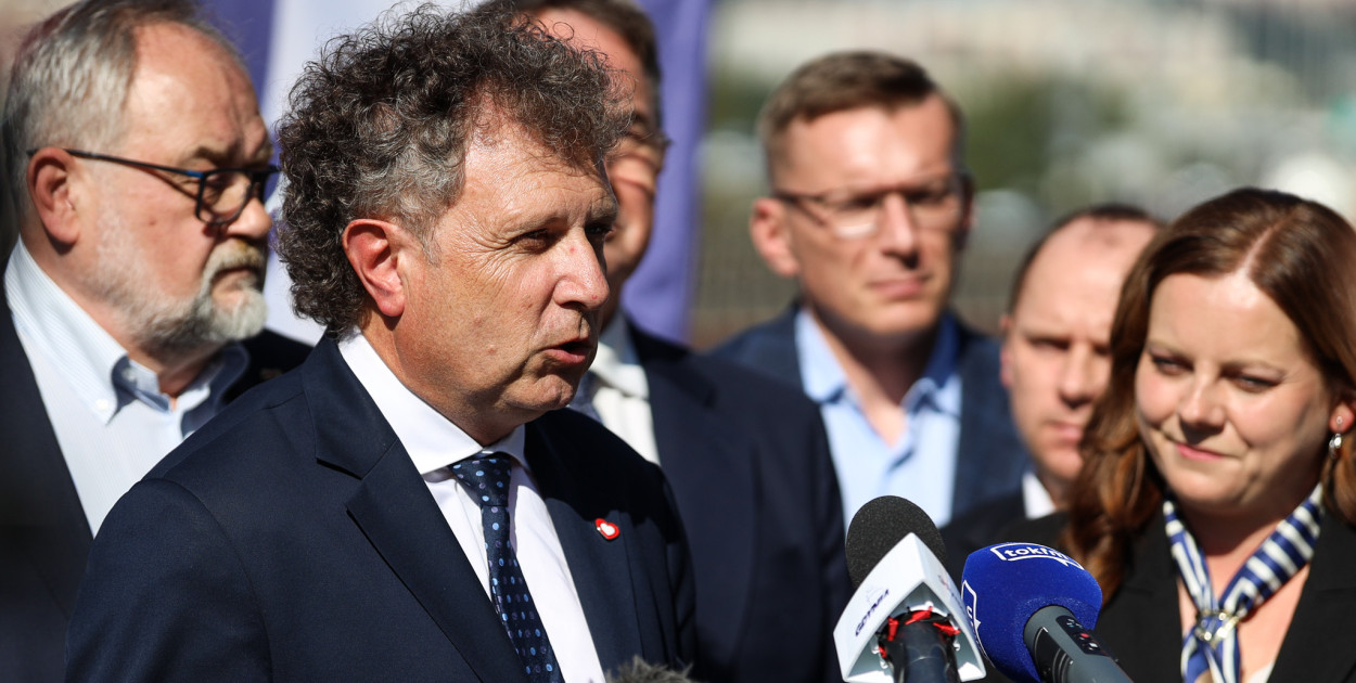 Wiceminister Jacek Karnowski podczas briefingu na Estakadzie Kwiatkowskiego (fot. Kamil Złoch)