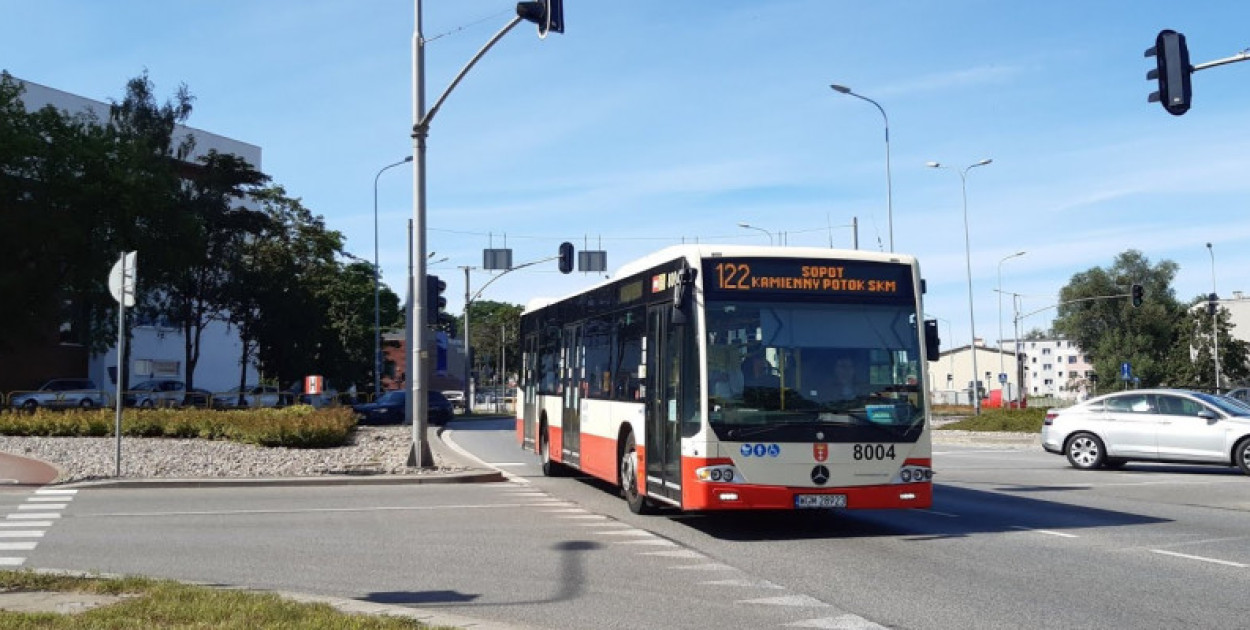 Na zdjęciu: autobus linii 122 | Fot. Screenshot, Youtube.com - Komunikacja Miejska