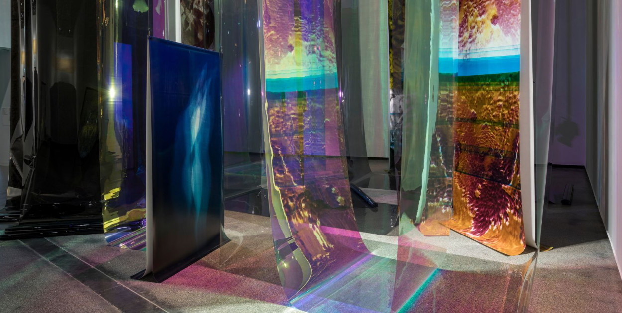 Izabela Pluta, Like folds in water (caustic network), fotografie chromogeniczne, tusz lateksowy na bazie wody na papierze syntetycznym, folia