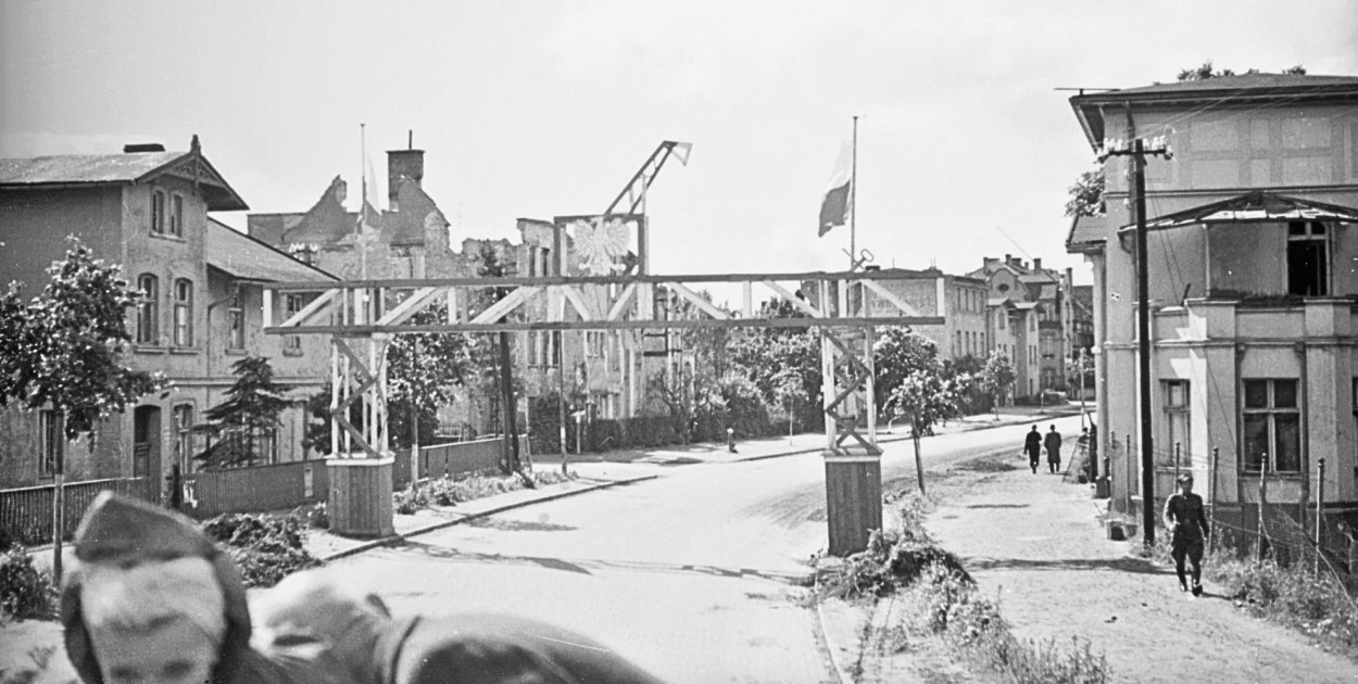 Na zdjęciu: brama triumfalna na wysokości obecnej Alei Niepodległości 839. Fot. Narodowe Archiwum Cyfrowe