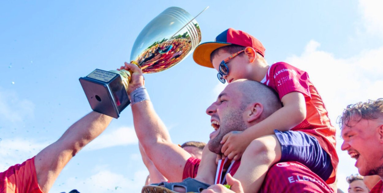 Na zdjęciu: Piotr Zeszutek podczas świętowania mistrzostwa Polski (2021).