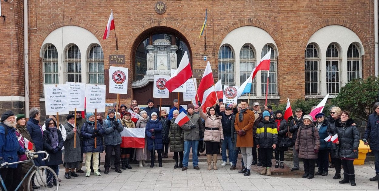 Materiały prasowe, zdjęcie archiwalne: protest przeciwko budowie pomnika.