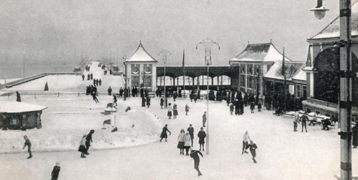 Molo oraz lodowisko na skwerze kuracyjnym widziane z Domu Zdrojowego, zdjęcie z ok. 1910 r. (KC, C. Ziemssens, 1910 r.), za: dawnysopot.pl.