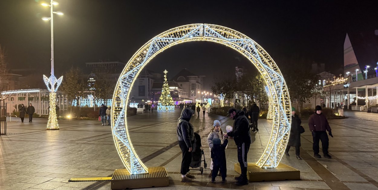 W Sopocie rozbłysły iluminacje świąteczne! Kurort czeka na zimę [WIDEO]