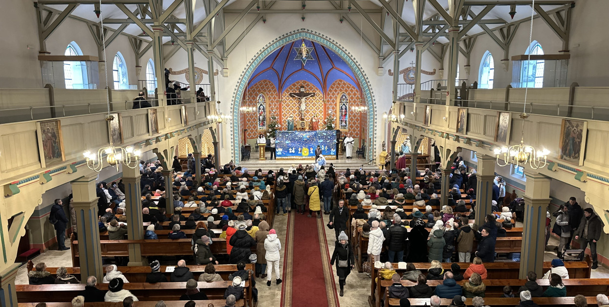 Ilu Polaków naprawdę chodzi do kościoła? Jedna statystyka szokuje