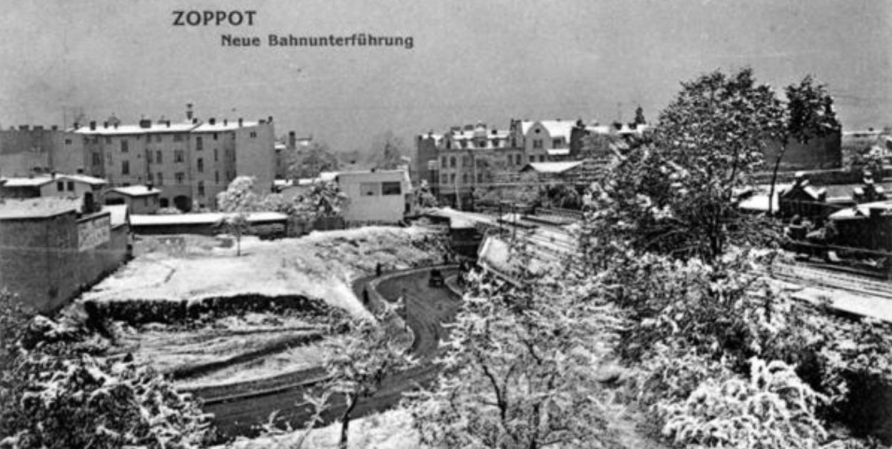 Ulica Podjazd zbudowana w 1907 r., kamienice wybudowane przez architekta Josefa Moschalla, zdjęcie zima 1907 r. (BG PAN), za: www.dawnysopot.pl.