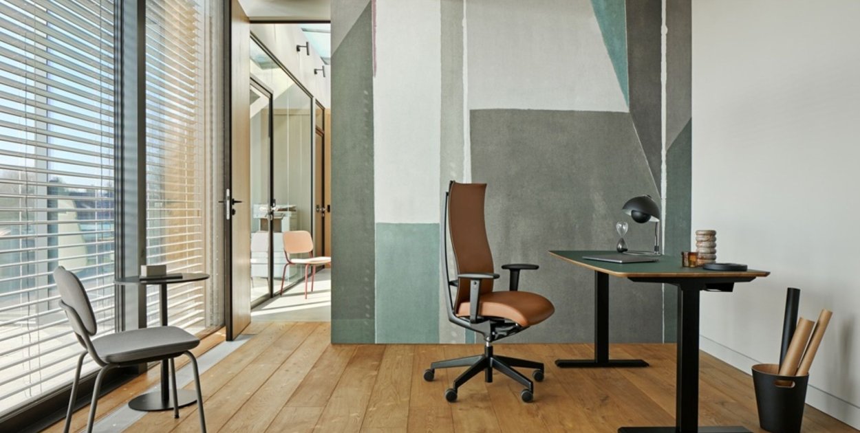 Czym różni się fotel ergonomiczny od zwykłego krzesła biurowego