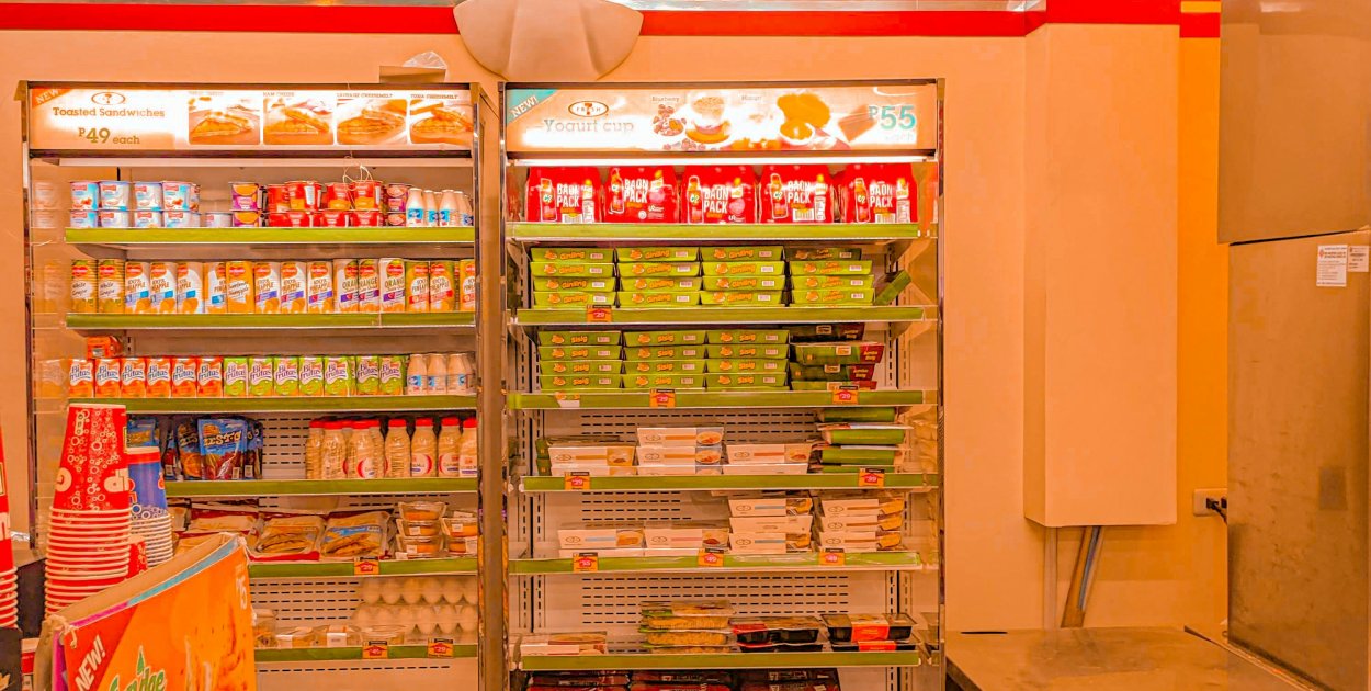 Regały sklepowe – jak wybrać wyposażenie, które zwiększa sprzedaż i porządek w skl