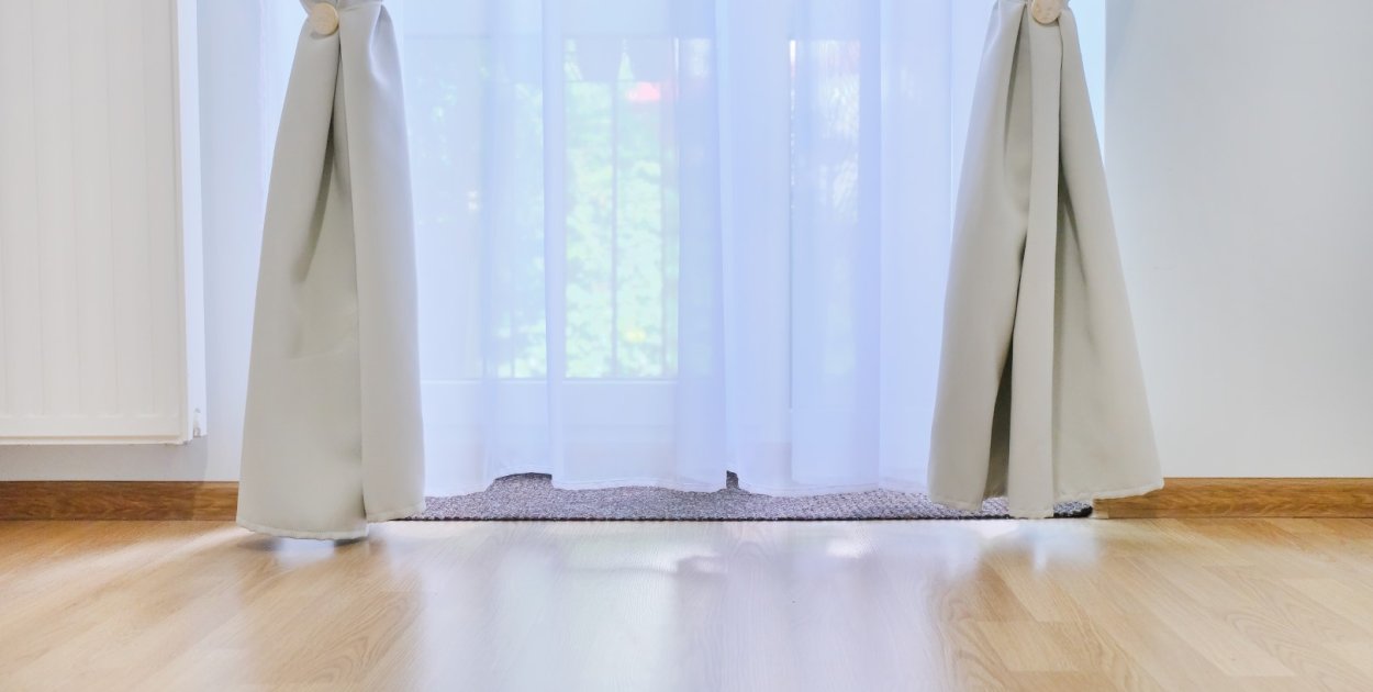 Praktyczna dekoracja okna – kiedy wybrać rolety rzymskie