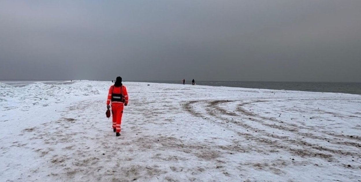 Nietypowa interwencja nad morzem. Zamiast karetki w ruch poszły... sanki!