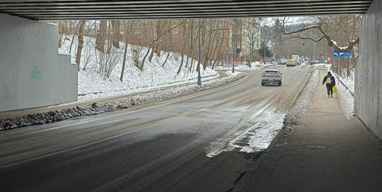 Woda pod wiaduktem w Sopocie! Służby walczą z awarią kanalizacji