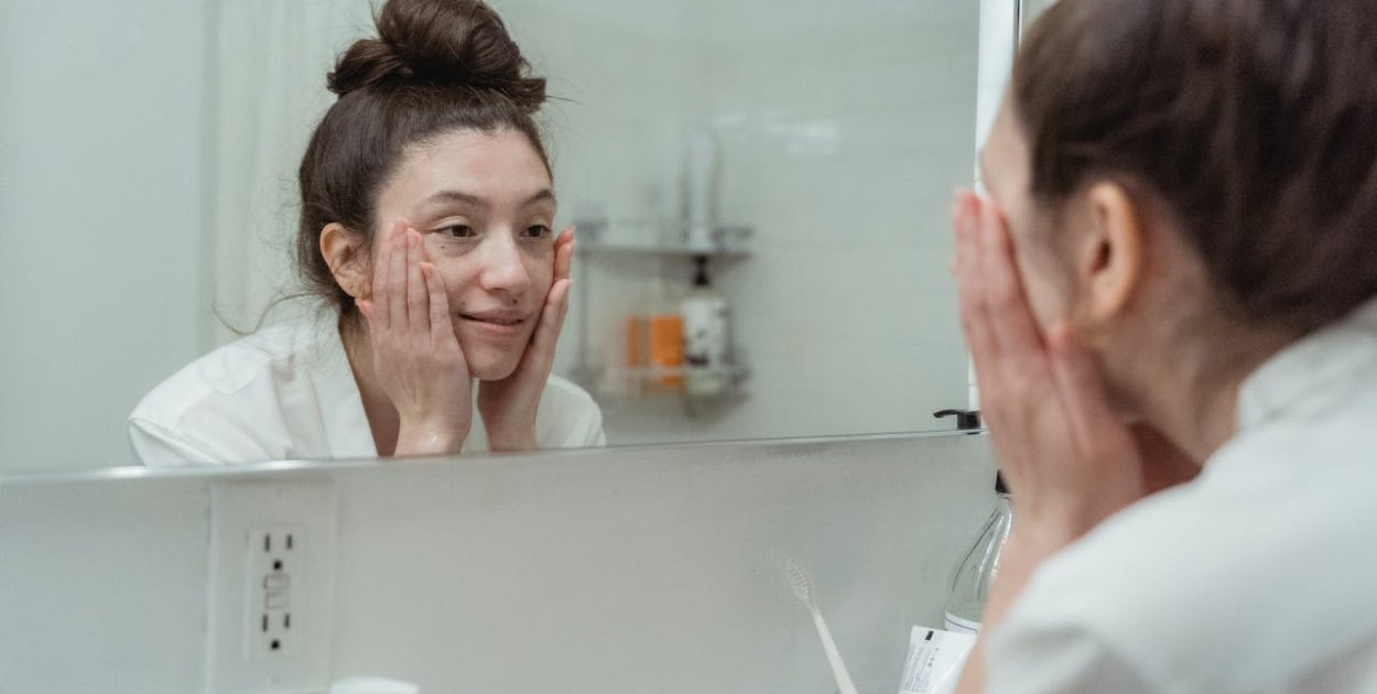 Degradacja punktów zakotwiczenia skóry – skąd bierze się wrażenie „zsuwania się” t