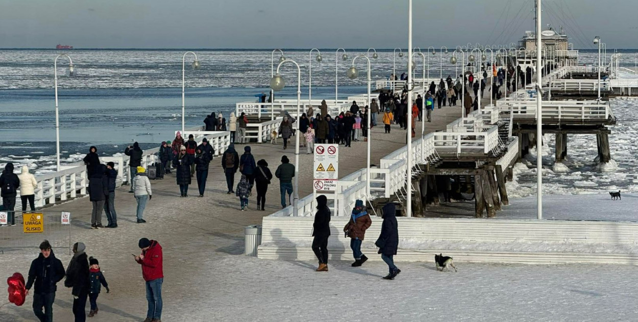 Niebezpiecznie na molo w Sopocie? Śliska nawierzchnia to pułapka dla pieszych