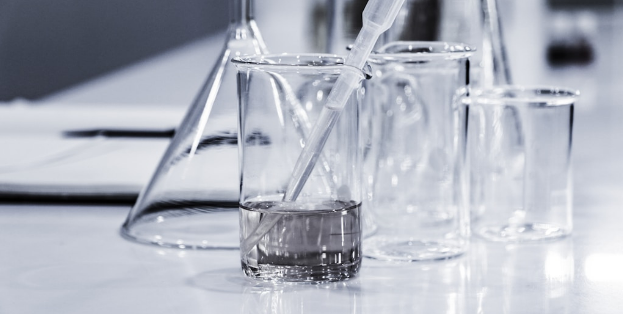 Fundament sterylności – jak dobrać naczynia do pracy w laboratorium?