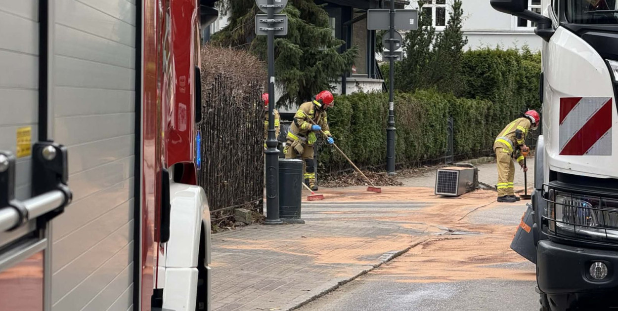 Kolizja z udziałem śmieciarki w Sopocie! Wyciek oleju i utrudnienia