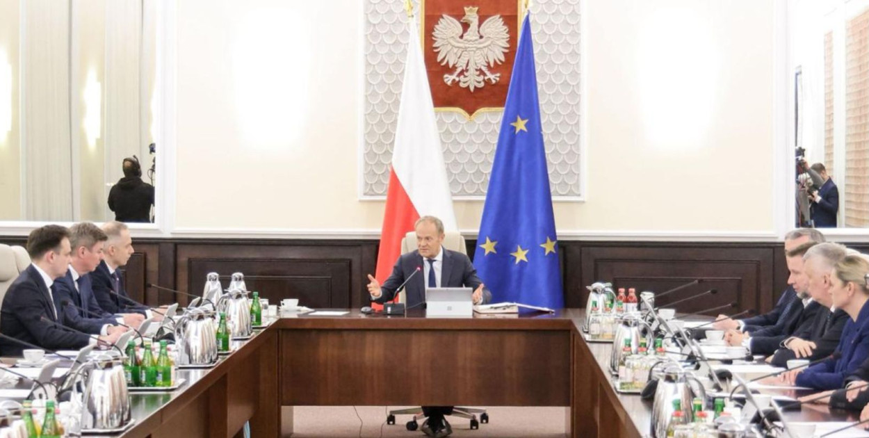 Tańsze paliwo dla Polaków! Donald Tusk: "Pracowaliśmy nad tym pewien czas"