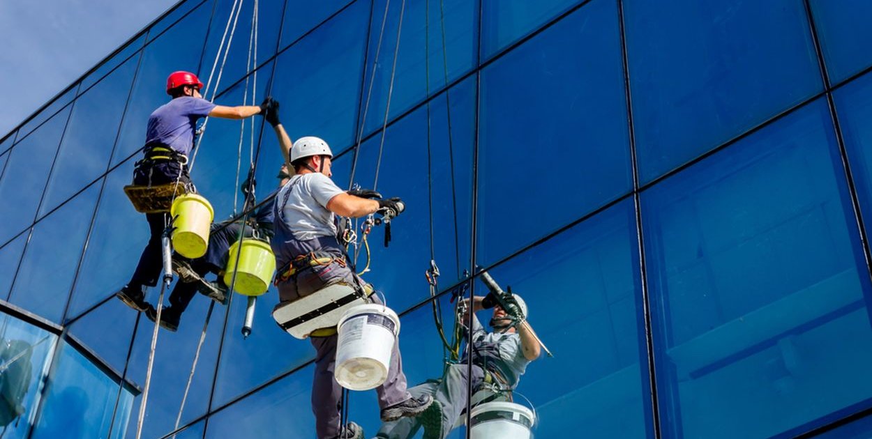 Profesjonalne usługi alpinistyczne i prace wysokościowe - dlaczego warto z nich sk