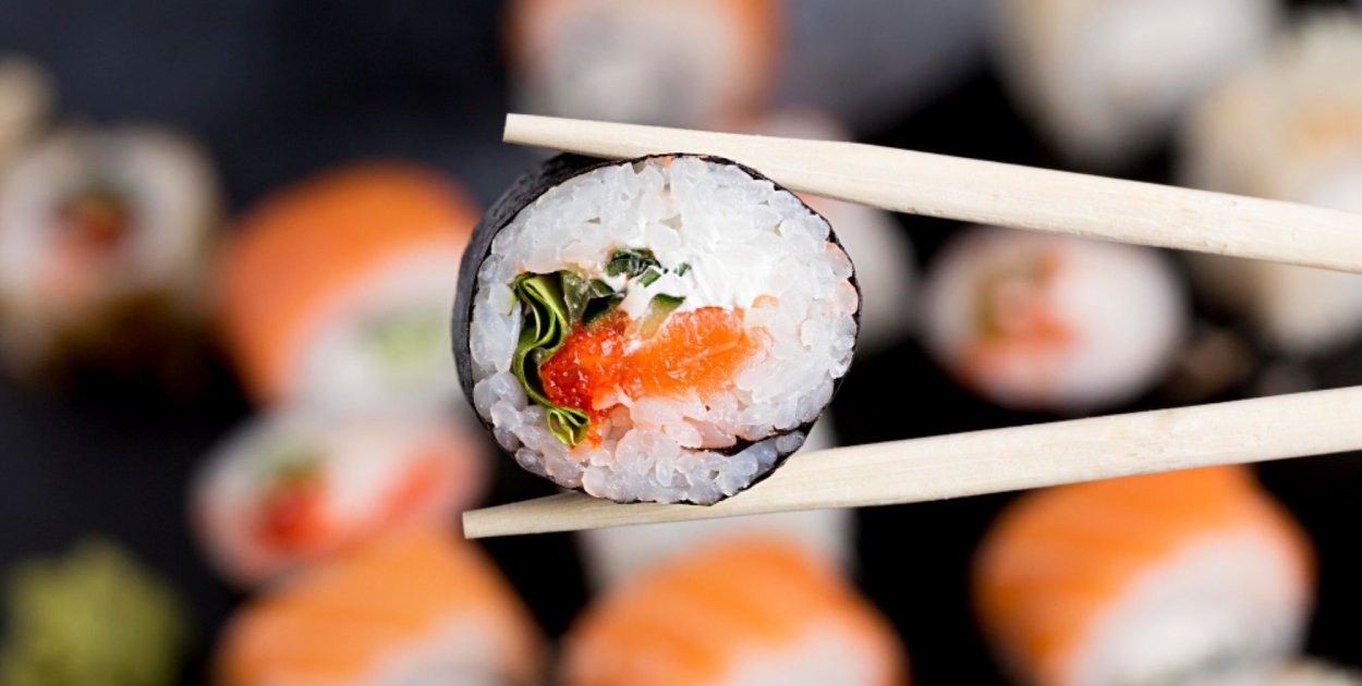 Dlaczego sushi stało się popularne na całym świecie i jak wpływa na globalne kuchn