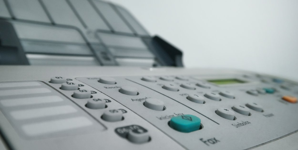 Jak wybrać sprzęt do biura, który usprawni pracę z dokumentami i wesprze codzienną