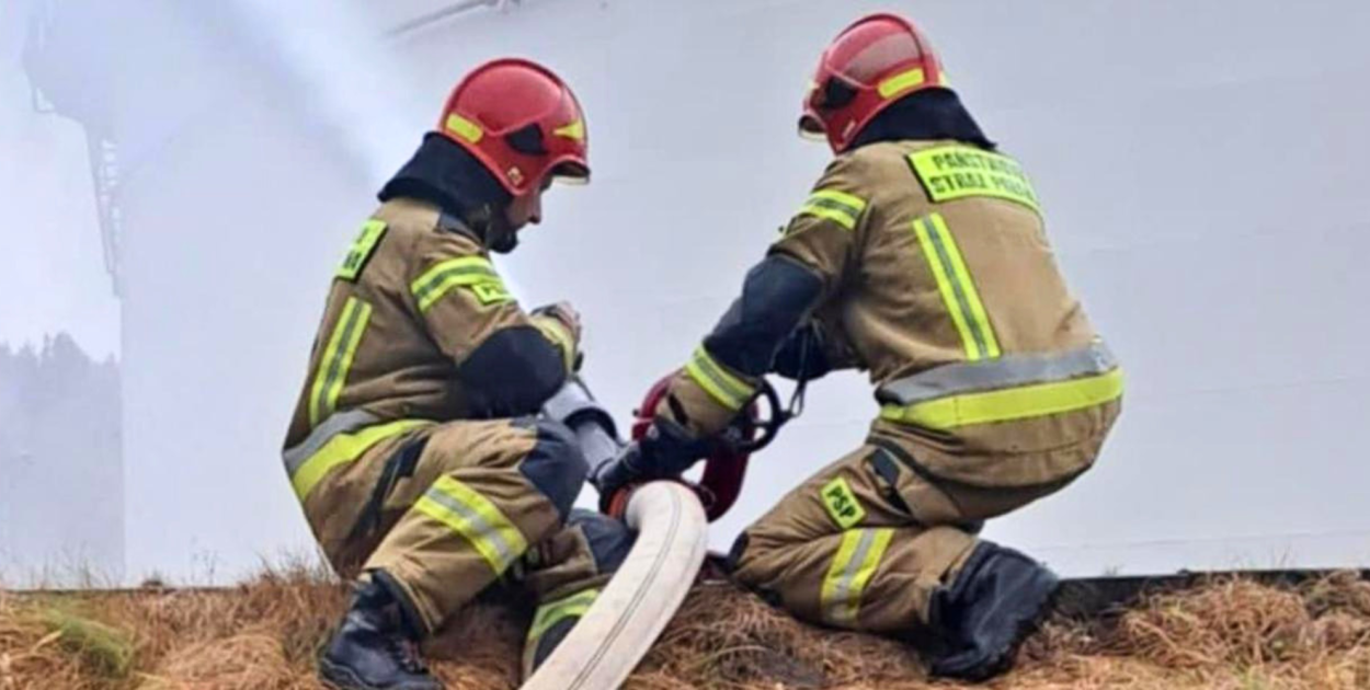 Zapłonął statek w gdańskim porcie. Winne zabrudzone śmieci i opony [WIDEO]