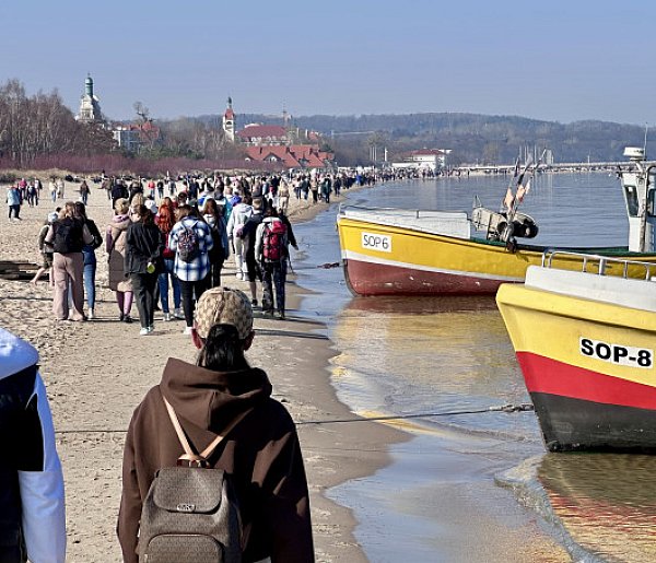 W Sopocie już zapomnieliśmy o zimie! Tłumy cieszą się z wiosennej pogody