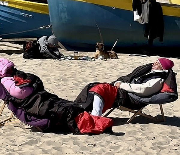 Plażowy glamour? Raczej polar i śpiwór! Wiosna w Sopocie w pełnym… zawiewie