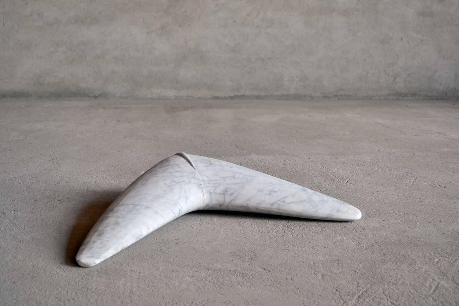 Xawery Wolski, Bumerang. Marmur, 15 x 79 x 25 cm, 1986. Fot. Jacek Kucharczyk
