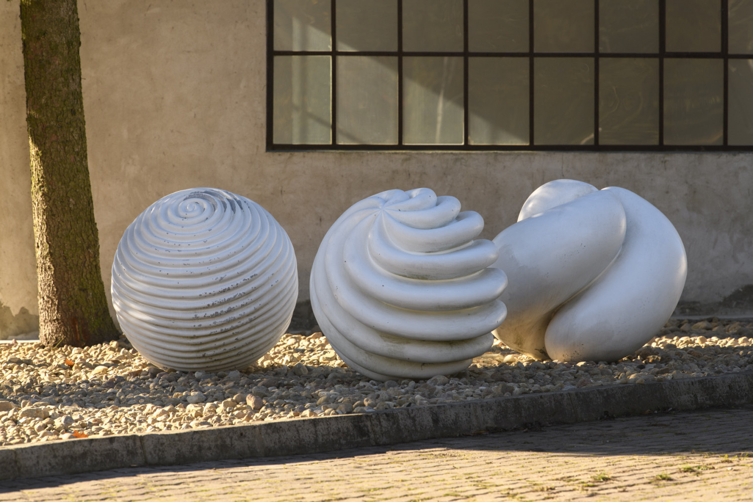 Xawery Wolski, Vortice I-III (ed. 25 +2 AP), brąz malowany, każda 100 x 100 x 100 cm, 2002-2005. Materiały promocyjne PGS.