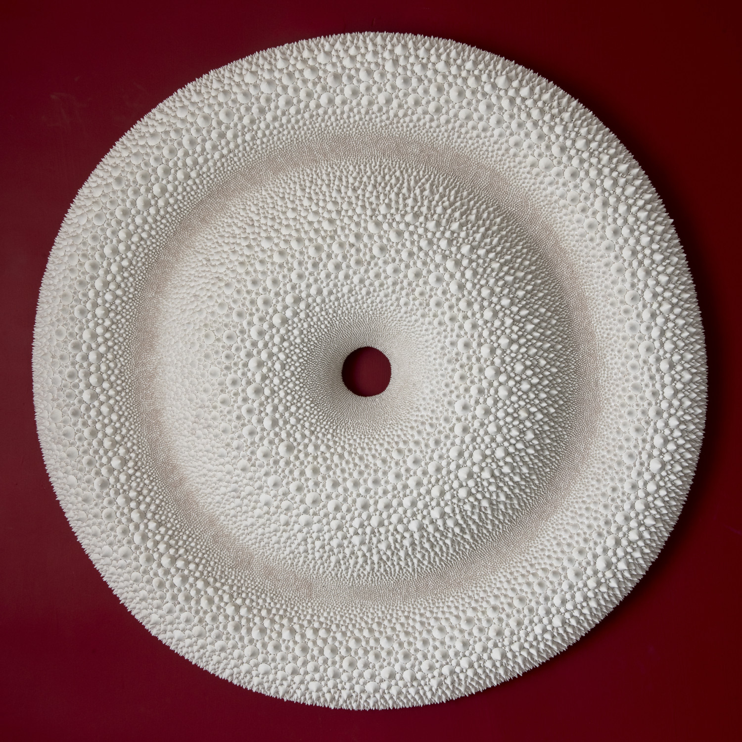 Xawery Wolski, Undulate z serii Metamorphosis, terakota, 115 x 115 x 15 cm, 2018. Materiały promocyjne PGS