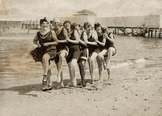 Młode kobiety na plaży, lata 20. XX wieku (źródło: Ostseebad Zoppot. Die Nordische Riviera (Freie Stadt Danzig), Zoppot 1922, s. 7)