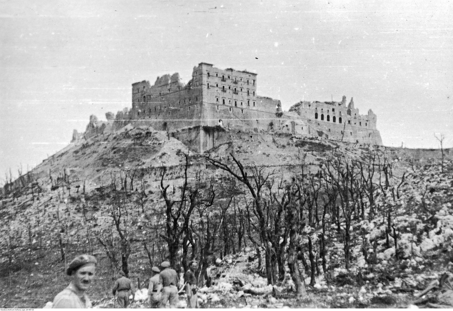 Żołnierze 2 Korpusu Polskiego na pobojowisku na Monte Cassino. Żołnierze Samodzielnej 2 Brygady Pancernej w drodze do ruin opactwa benedyktyńskiego na Monte Cassino. Archiwum Fotograficzne Tadeusza Szumańskiego. Sygnatura: 24-447-13. Narodowe Archiwum Cyfrowe / Domena publiczna