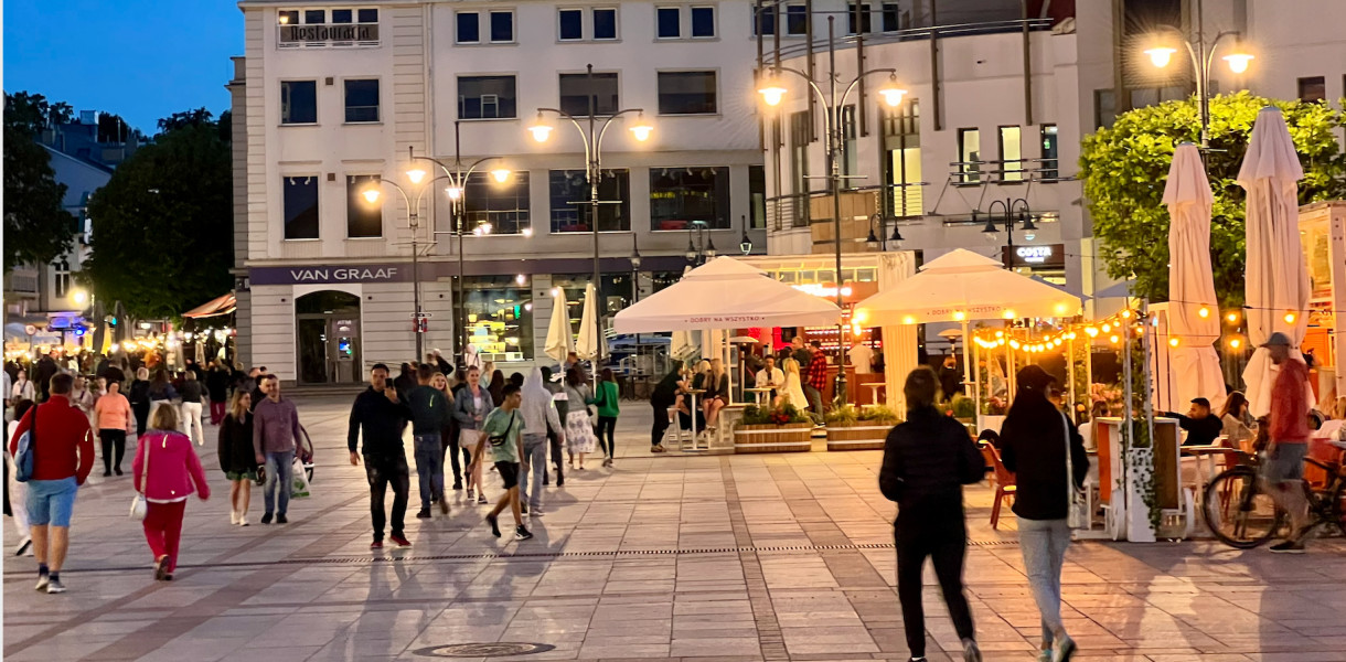 Spacerowicze na Placu Przyjaciół Sopotu wieczorową porą. Fot. esopot.pl