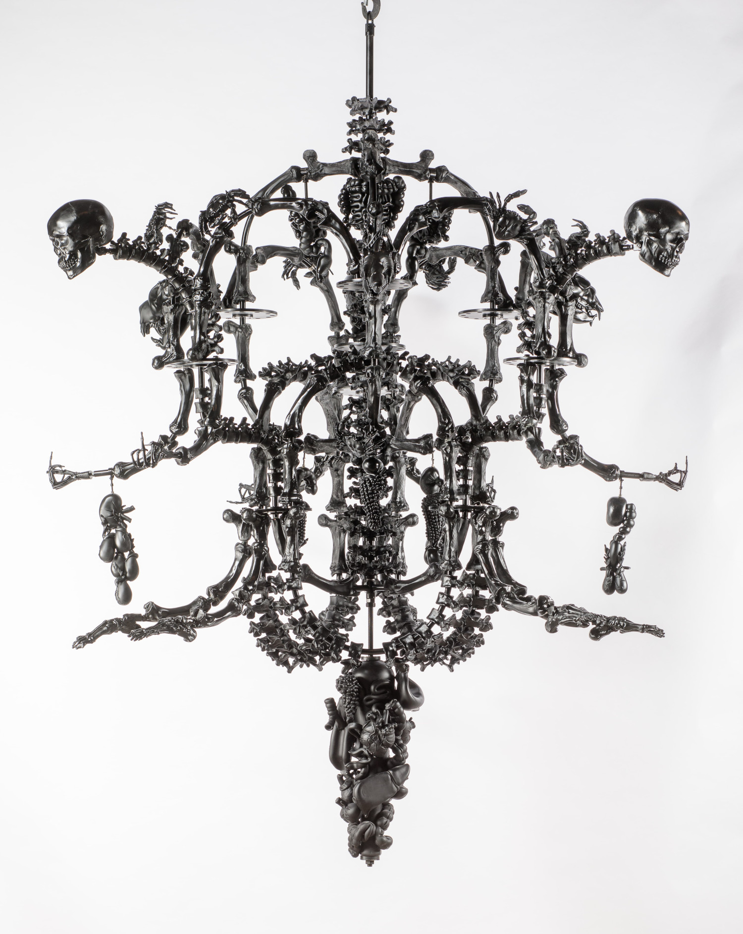 Ai Weiwei, Czarny żyrandol, 2017 – 2021, szkło, 245 x 180 x 180 cm, zdj. Francesco Allegretto
