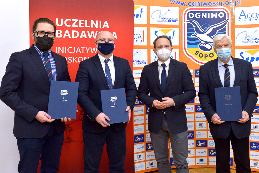 Od lewej Bartosz Marczyński, wiceprezes klubu Ogniwo Sopot, prof. Krzysztof Wilde, rektor PG, Marcin Skwierawski, wiceprezydent Sopotu oraz Jan Kozłowski, prezes klubu Ogniwo Sopot. Fot. Krzysztof Krzempek/PG