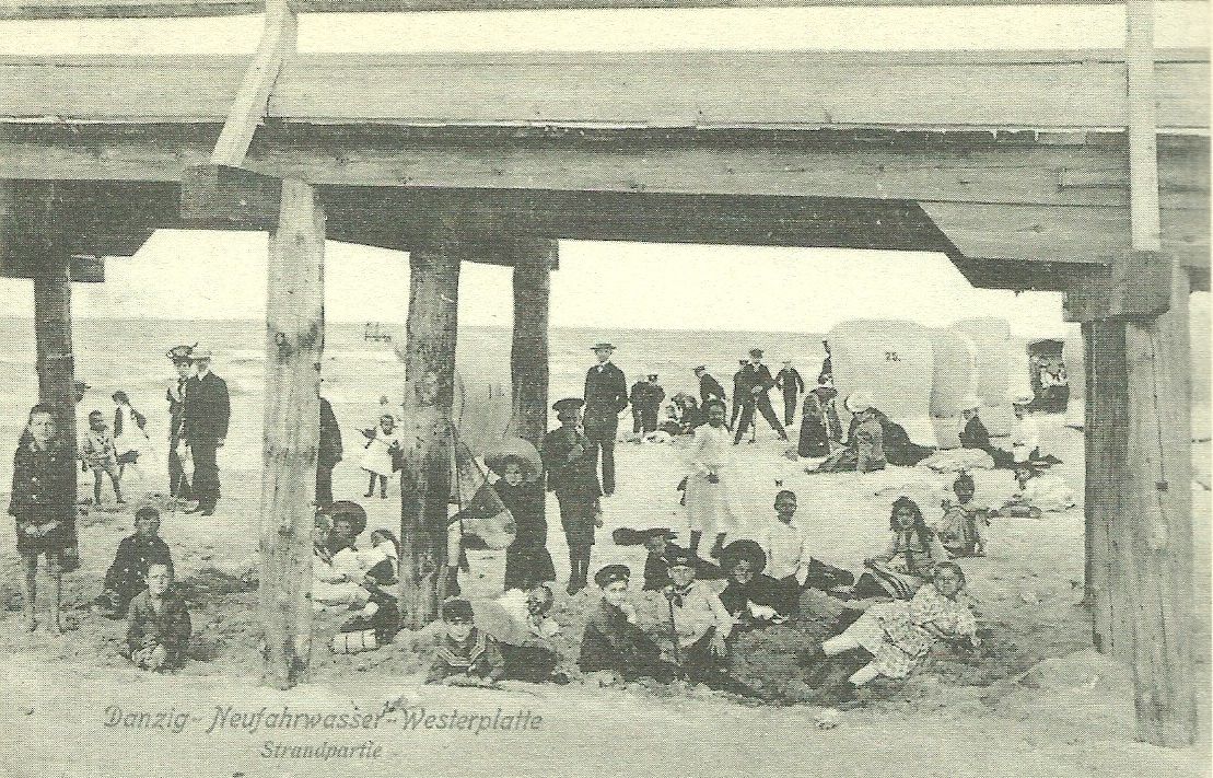 Wypoczynek koło mola w Gdańsku Westerplatte, 1907 r. (źródło: P. Popiński, Gdańsk na starej pocztówce, Gdańsk 1996, s. 96)