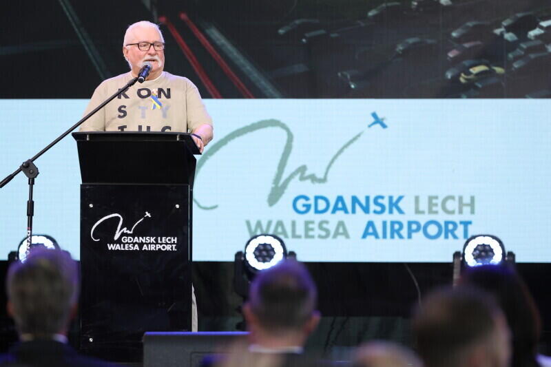 Przemawia Lech Wałęsa - patron lotniska w Gdańsku. Fot. Grzegorz Mehring/gdansk.pl.