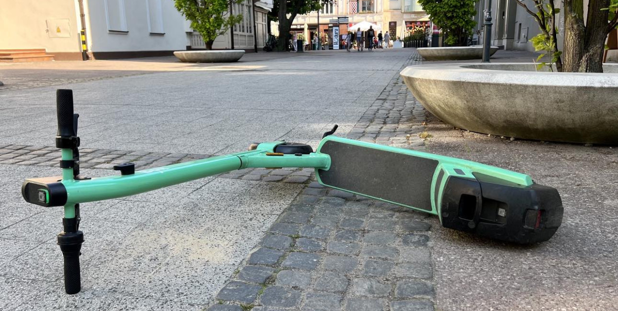 Przewrócona hulajnoga na ul. Haffnera w Sopocie. Fot. esopot.pl