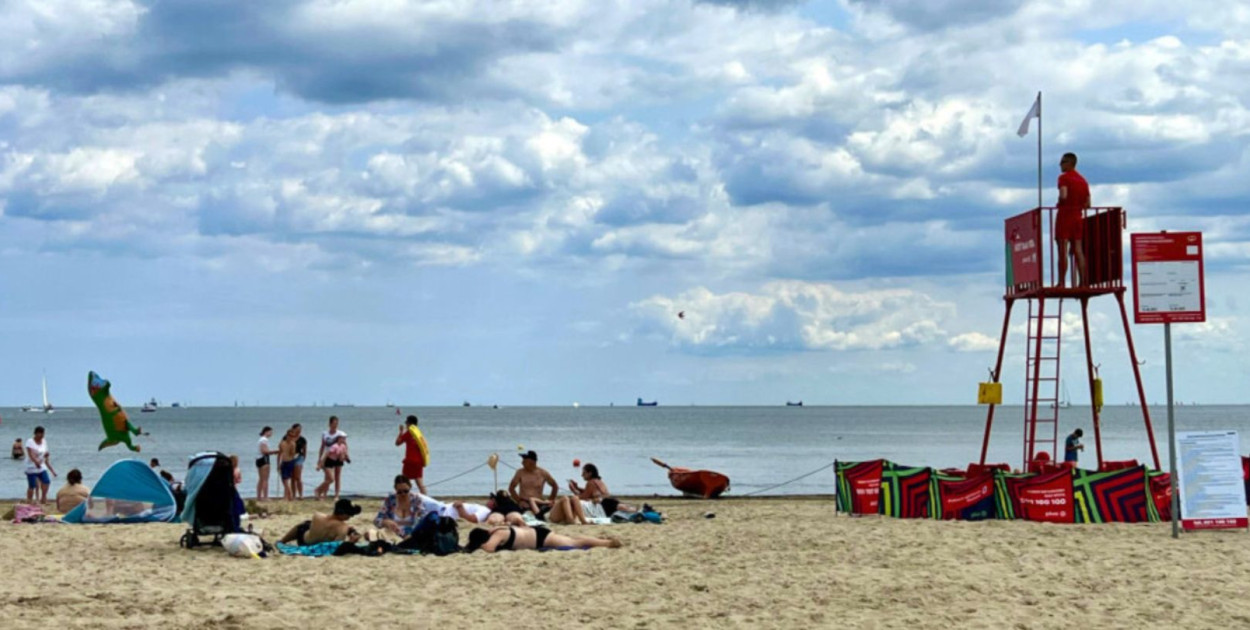 Ratownik obserwujący Zatokę Gdańską z wieży. Fot. esopot.pl