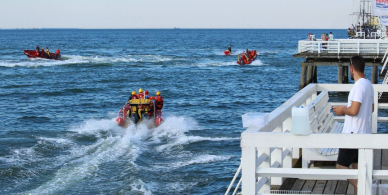 Skuter oraz trzy łodzie typu RIB płynąca w pobliżu sopockiego molo. Fot. materiały Sopockiego WOPR