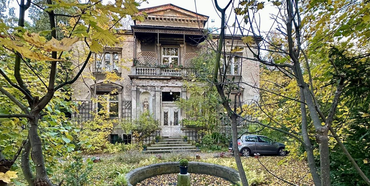 Tak willa Bergera prezentowała się w listopadzie 2023 roku. Budynek wymagał pilnych prac remontowych.