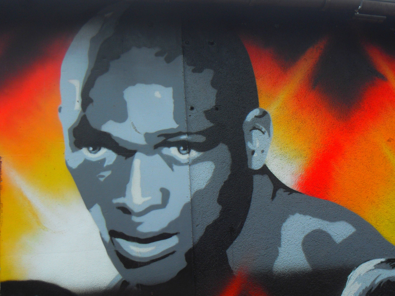 Izuagbe Ugonoh, polski pięściarz i kick-boxer. Mural w Gdańsku Brzeźnie, ul. Krasickiego 7B. Fot. Artur Andrzej. Udostępniono na licencji CC BY-SA 4.0.