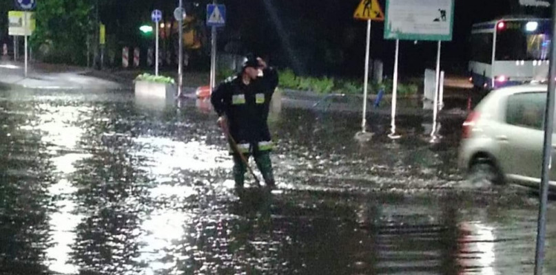 Zdjęcie poglądowe. Przedstawia skutki nawalnego deszczu w Sopocie.