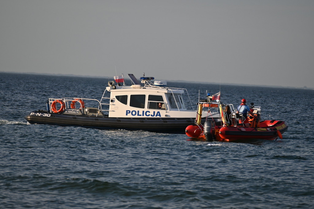 Policyjna łódź oraz jednostka wodna Sopockiego WOPR. Fot. materiały Sopockiego WOPR