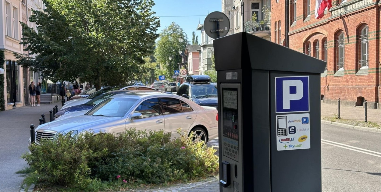 Samochody zaparkowane przy ul. Kościuszki w Sopocie. To m.in. tutaj kierowcy odczują zmiany zasad parkowania. Fot. esopot.pl