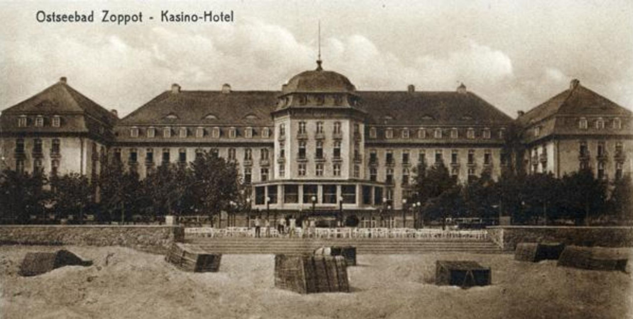 Hotel Kasyno (Grand Hotel) widziany od strony plaży, zdjęcie z ok. 1925 r. (KC, Stengel & Co., 1925 r.), za: www.dawnysopot.pl.