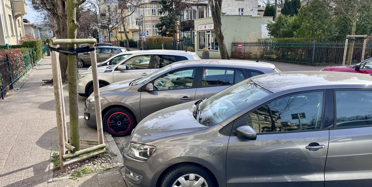 Samochody zaparkowane przy ul. Haffnera w Sopocie. Fot. esopot.pl