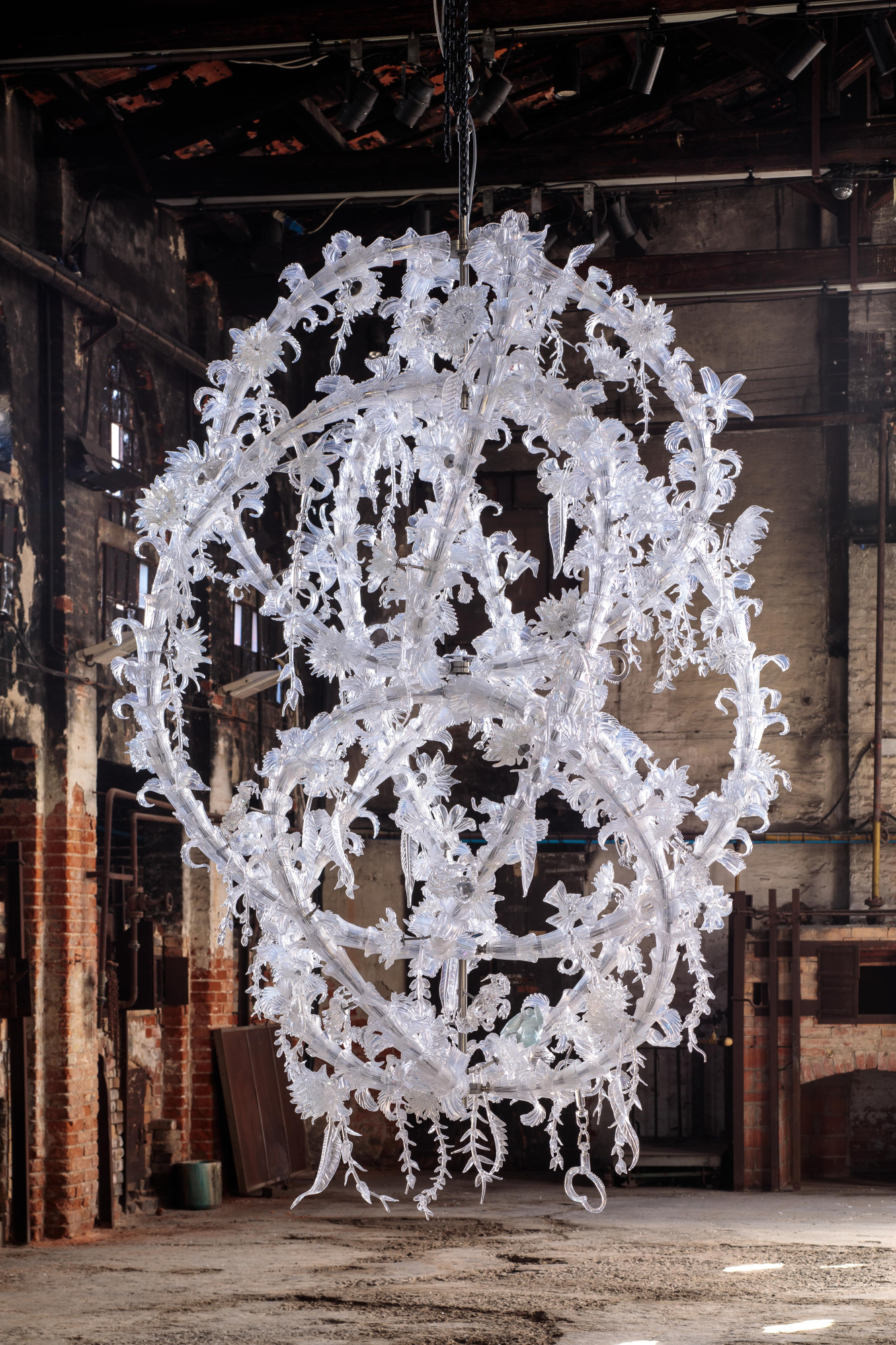 Ai Weiwei, Biały żyrandol, 2021, szkło,  270 x 125 cm, zdj. Francesco Allegretto
