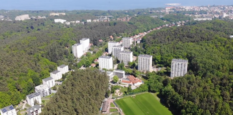 Fot. kadr z filmu - NASZE OSIEDLE WIDZIANE Z LOTU PTAKA LATEM - smprzylesie.pl Fot. kadr z filmu - NASZE OSIEDLE WIDZIANE Z LOTU PTAKA LATEM - smprzylesie.pl