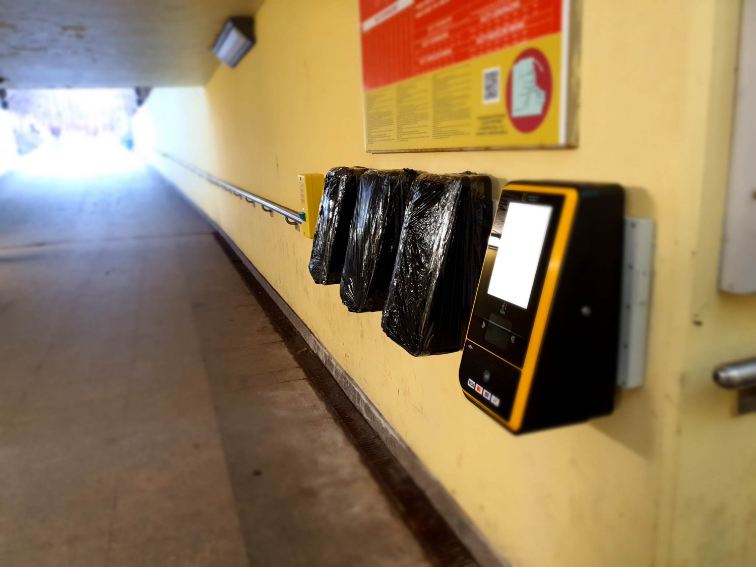 Tak prezentują się walidatory zamontowane przy stacji SKM Sopot Kamienny Potok. 